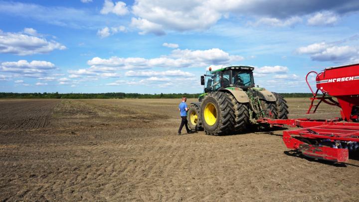 põld ja suur traktor